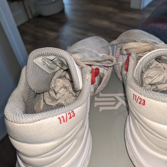 Nike Kyrie Flytrap Basketball Shoes - Picture 3 of 6